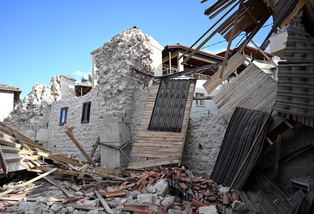 Önünden geçerken gözyaşlarını tutamıyorlar! Hatay'da sağlam kültürel yapı neredeyse kalmadı 13